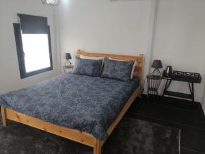 Un pat sau paturi într-o cameră la BayKus Guesthouse-Konukevi