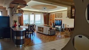 kuchnia i salon ze stołem i krzesłami w obiekcie Luxury Apartment in the City Heart w Erywaniu