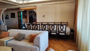 salon z kanapą, stołem i krzesłami w obiekcie Luxury Apartment in the City Heart w Erywaniu