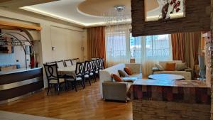 - un salon avec un canapé et une table dans l'établissement Luxury Apartment in the City Heart, à Erevan