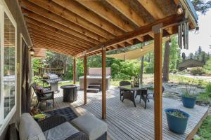 a wooden patio with a wooden pergola at Lil Bigfoot Chalet by NW Comfy Cabins in Leavenworth