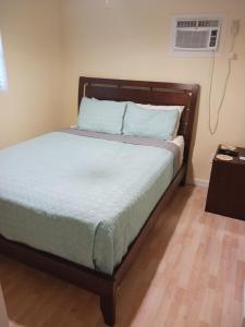 Una cama o camas en una habitación de Smalls Cozy Rest with dock