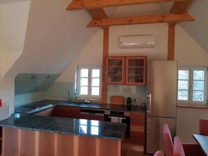 Köök või kööginurk majutusasutuses Chalet-Südsteiermark - traumhafte Aussicht, Infinity Pool, Privatsphäre, Klima und de-luxe Ausstattung