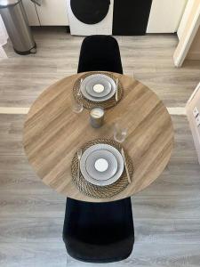 einem Holztisch mit zwei Platten darüber in der Unterkunft Charmant T1 climatisé en centre ville / Paradis in Marseille