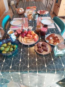 einen Tisch mit Teller mit Lebensmitteln darüber in der Unterkunft Les maisons de Gaïa Chambre d'hôte in Tuchan