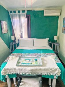 Un dormitorio con una cama y una bandeja. en Helianthus rooms, en Pula