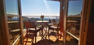 Balkón nebo terasa v ubytování Chalet-Südsteiermark - traumhafte Aussicht, Infinity Pool, Privatsphäre, Klima und de-luxe Ausstattung