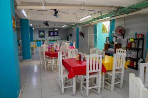 a dining room with tables and chairs in a restaurant at Hotel Las Palmas en Laurel in Cancún +28 photos
