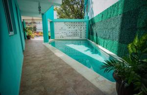 una piscina en medio de una casa en Hotel Laurel Cancún Centro en Cancún