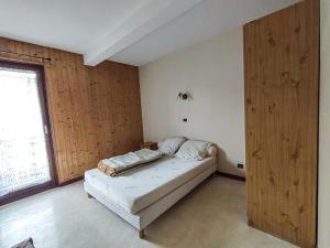 sypialnia z łóżkiem w pokoju z oknem w obiekcie Appartement Les Gets, 3 pièces, 8 personnes - FR-1-671-108 w mieście Les Gets