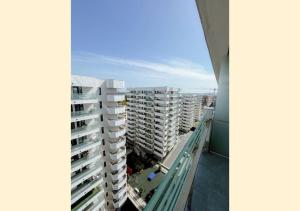 uma vista para um edifício a partir de uma varanda em Royal View Copou 2 rooms AbHomes em Iaşi