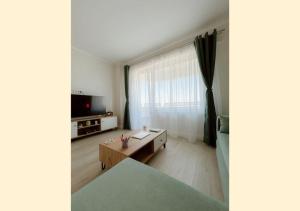 uma sala de estar com um sofá e uma televisão em Royal View Copou 2 rooms AbHomes em Iaşi