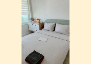 um quarto com uma cama com um livro em Royal View Copou 2 rooms AbHomes em Iaşi