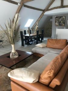 - un salon avec un canapé et une table dans l'établissement le Clos Lotois - Chambre d'hôtes de charme entre Padirac et Rocamadour, à Gramat