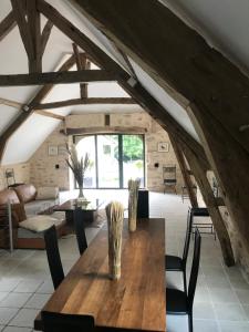 - une salle à manger avec une table et des chaises en bois dans l'établissement le Clos Lotois - Chambre d'hôtes de charme entre Padirac et Rocamadour, à Gramat