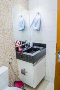 uma casa de banho com um lavatório e um WC em Prox ao hospital HRT e Anchieta e faculdade - wifi- netflix - ar-condicionado em Taguatinga