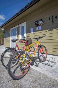 due biciclette parcheggiate di fronte a una casa di Luxury tent - Villmarkseventyret a Håtvet