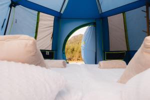 - une chambre avec un lit dans une tente dans l'établissement Luxury tent - Villmarkseventyret, à Håtvet