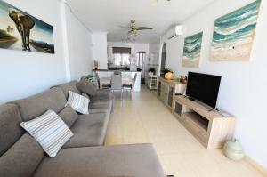 TV a/nebo společenská místnost v ubytování Sucina 2 Bed Bungalow walking distance of tow