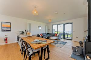 Et tv og/eller underholdning på Cottage 18 by Together Travel - 3-Bedroom Coastal Retreat