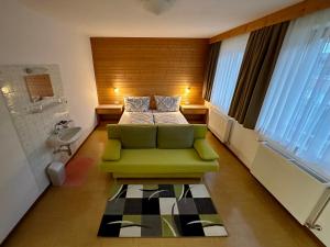 1 dormitorio con sofá, cama y lavamanos en Haus Saxer, en Mieders