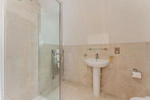 Et badeværelse på Cottage 18 by Together Travel - 3-Bedroom Coastal Retreat + 17 billeder