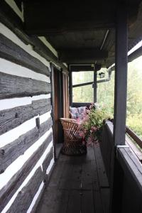 Balkón nebo terasa v ubytování Quiet and charming log farmhouse