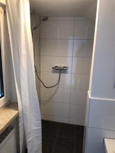 a shower with a shower curtain in a bathroom at Haus mit 9 Einzelzimmern in Selm-Bork in Selm
