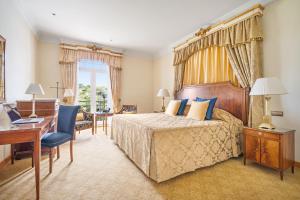 Кровать или кровати в номере Palácio Estoril Hotel, Golf & Wellness