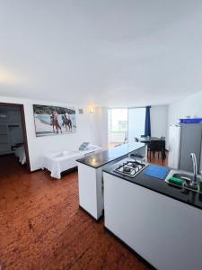 uma cozinha com um lavatório e um fogão forno superior em Apartamentos Turisticos In Di Morgan's Canon em San Andrés