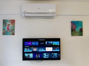 Телевизор и/или развлекательный центр в Arslan Homes 1