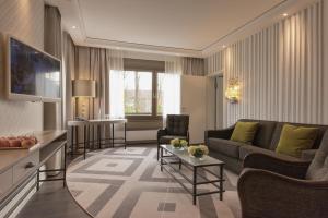 ein Wohnzimmer mit einer Couch und einem Tisch in der Unterkunft Insel-Hotel Heilbronn in Heilbronn