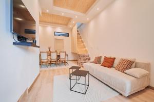 a living room with a couch and a table at Villa Bewick-Loft Architecte in Saint-Valery-sur-Somme