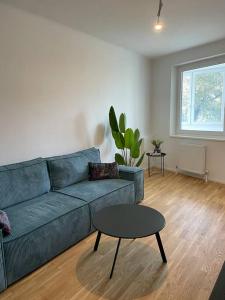 uma sala de estar com um sofá azul e uma mesa em U4 Spittelau TR5 em Viena