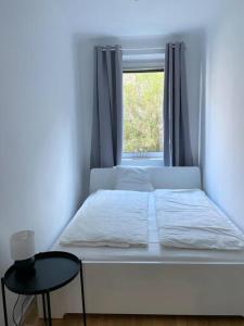 uma cama num quarto com uma janela e uma cadeira em U4 Spittelau TR5 em Viena