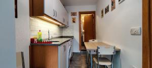 Кухня или мини-кухня в Arslan Homes 1
