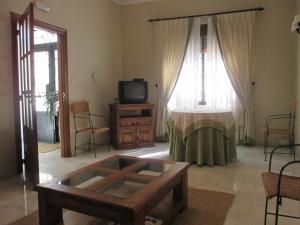 a living room with a table and a tv at Hostal Artiga in Alborea