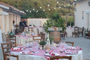 a table with red and white plates and glasses at Agriturismo Fattoria Podere Peciano in Cortona