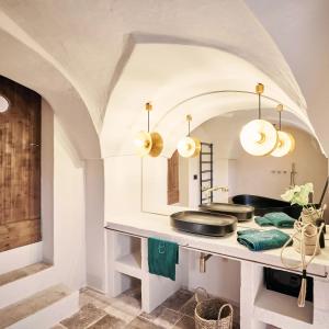 uma casa de banho com 2 lavatórios e um espelho em Bambarone La Masseria em Fasano