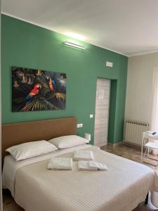 um quarto com uma cama grande e uma pintura na parede em B&B Casa Doria em Valmontone