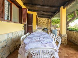 une salle à manger avec une table et des chaises blanches dans l'établissement Villino Valentina Best Vacation Ever, à Torre delle Stelle
