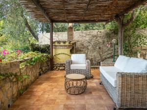 une terrasse avec un canapé et des chaises sous une pergola dans l'établissement Villino Valentina Best Vacation Ever, à Torre delle Stelle