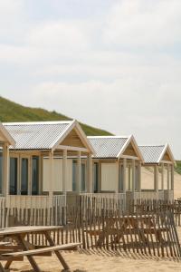 eine Reihe von Strandhäusern am Strand in der Unterkunft Willy Zuid in Katwijk aan Zee