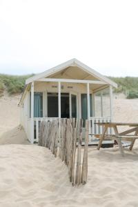 a house on the beach with a picnic table at Willy Zuid in Katwijk aan Zee