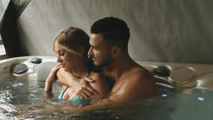 um homem e uma mulher sentados numa banheira em Thudi-nids en bulles em Gozée