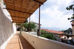 - un balcon avec un auvent et une vue sur l'océan dans l'établissement Amazing Seaview Apartment with garden, à Vietri