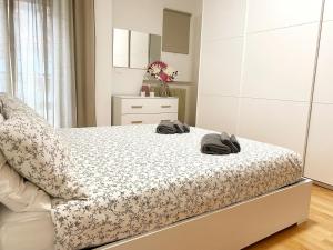 1 dormitorio con 1 cama con 2 toallas en Casa Ambra, en Trento
