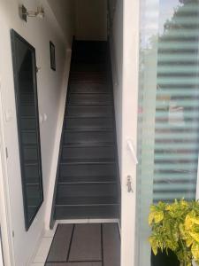 una escalera que conduce a una escalera en un edificio en Studio rénové tout confort, en Donnery