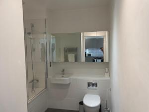 Bilik mandi di Bracknell - A Spectacular Dual Aspect 1 Bedroom Flat