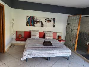 una camera da letto con un letto grande con un dipinto sul muro di Grande villa entre mer et montagne a Bompas Altre 31 foto